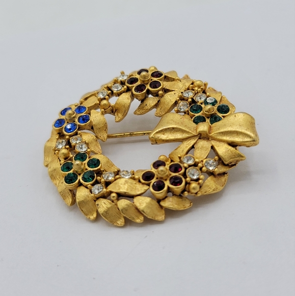 Holiday Wreath Brooch Rhinestone Flowers Christmas Gold tone Pin Hobé Style Vtg - Picture 3 of 12